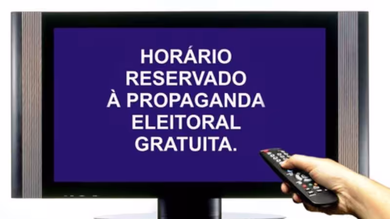 Maringá 98 FM — Começa amanhã (28) o horário eleitoral gratuito para o 1º turno das Eleições 2026, veiculado por emissoras de rádio e TV. Também conhecida como propaganda eleitoral gratuita, é o tempo destinado a candidatos e candidatas para divulgar ideias e propostas de campanhas. A veiculação acontece de segunda a sábado e vai até 1º de outubro, três dias antes do 1º turno (4 de outubro). O horário eleitoral gratuito é regulamentado pela Lei nº 9.504/1997 (Lei das Eleições) e pela Resolução TSE nº 23.610/2019, que disciplina a propaganda eleitoral. A grade de veiculação do horário eleitoral gratuito inclui 50 minutos diários em rede, divididos em dois blocos de 25 minutos no [&hellip;]