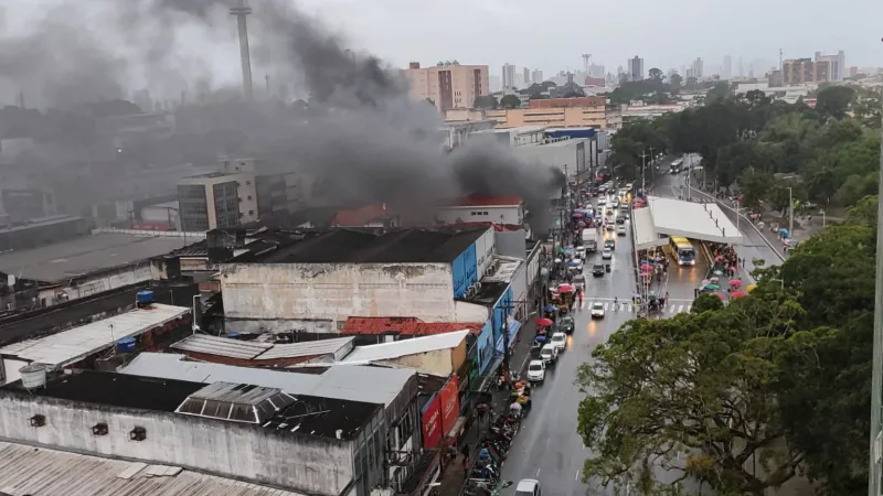 Maringá 98 FM — O Corpo de Bombeiros conteve o incêndio que atingiu, nesta quinta-feira (27), o Centro Comercial de Passagens, em João Pessoa, próximo ao Parque da Lagoa. Até o momento, de acordo com a corporação, quatros pessoas foram atendidas por inalação de fumaça. Conforme apurou o Portal MaisPB com quem estava no local da ocorrência, o incêndio pode ter começado em uma loja de manutenção de celulares, ao lado da aréa de alimentação do centro comercial. Neste momento, os bombeiros estão contendo os rescaldos para evitar a volta das chamas. Agora o Corpo de Bombeiros vai realizar uma perícia para identificar o que provocou o [&hellip;]