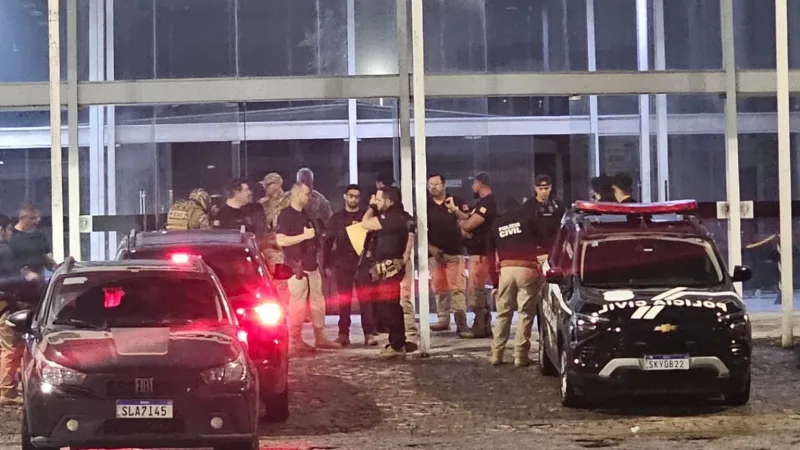 Maringá 98 FM — A Polícia Civil da Paraíba deflagrou, na manhã desta quarta-feira (19), a Operação Alcance, com ações simultâneas nos municípios de João Pessoa, Cabedelo, Bayeux, Santa Rita e no Litoral Sul. A operação tem como objetivo dar cumprimento a 30 mandados judiciais, sendo 17 mandados de prisão e 13 de busca e apreensão. As ordens judiciais estão relacionadas a investigações que apuram a prática de tráfico de drogas, homicídios e roubos. A operação está em andamento e conta com a participação de equipes da Polícia Civil da Paraíba, que atuam de forma integrada para localizar e prender os investigados, além de reunir [&hellip;]