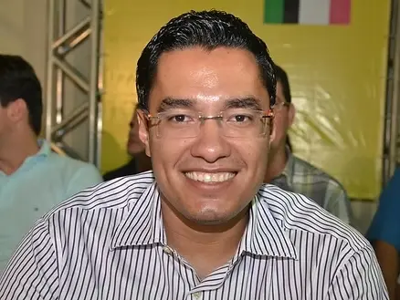 Maringá 98 FM — A Federação União Progressista oficializou, nesta quinta-feira (6), o nome do ex-secretário de Desenvolvimento e da Articulação Municipal da Paraíba, Renato Feliciano, como segundo suplente do candidato ao Senado, Nabor Wanderley (Republicanos), que integra a chapa majoritária liderada pelo governador Lucas Ribeiro (Progressistas), candidato à reeleição. Com a definição, a chapa de Nabor ao Senado está completa. A primeira suplente será a senadora Daniella Ribeiro (Progressistas), anunciada durante a convenção conjunta do Progressistas, PSB e Republicanos, realizada na última quarta-feira (5), em João Pessoa. Filho do deputado federal Damião Feliciano e da ex-vice-governadora Lígia Feliciano, Renato Feliciano tem atuação na gestão pública estadual e já comandou a [&hellip;]