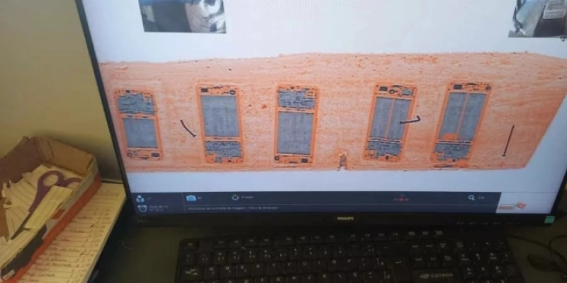 Maringá 98 FM — Em menos de três dias policiais penais do Presídio Romero Nóbrega em Patos conseguiram evitar a entrada de objetos escondidos dentro de pedaços de madeira na unidade prisional. Na manhã desta quinta-feira (13) foram encontrados cinco aparelhos celulares escondidos dentro de uma tábua de madeira nas proximidades da área externa do presídio. De acordo com o diretor da unidade, Wescley Mota, a apreensão aconteceu por volta das 7h50, durante uma averiguação realizada pela equipe policial nas proximidades da cerca que divide o estacionamento do presídio da área externa. A tábua apresentava características diferentes como peso disproporcional para o tamanho além de [&hellip;]