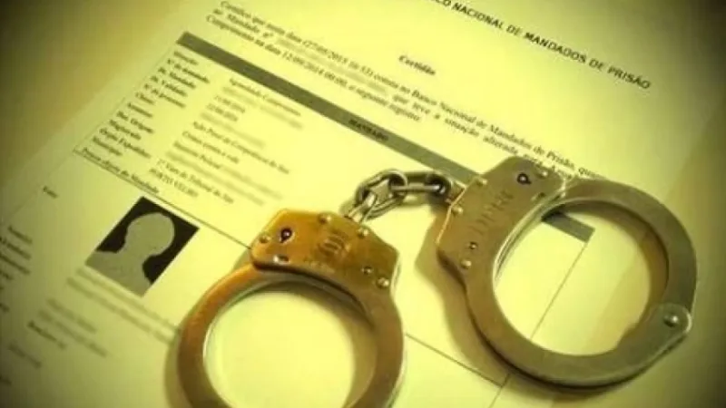 Maringá 98 FM — Um homem visivelmente embriagado foi preso pela Polícia Militar na noite desse domingo (23), no Sítio Mulungu, zona rural de Desterro, após ameaçar moradores da localidade com uma foice e uma faca. A confusão teve início por volta das 18h35, quando o suspeito se irritou após ter o empréstimo de uma motocicleta recusado. Ele se deslocou até sua residência e retornou armado com uma foice na tentativa de agredir um dos presentes, mas foi desarmado por populares. Na sequência, o homem buscou uma faca peixeira e voltou a proferir ameaças, sendo novamente contido pelos moradores. &nbsp; &nbsp; &nbsp;