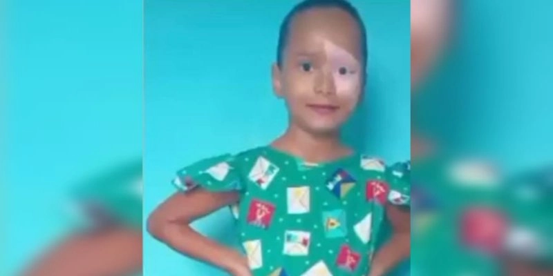 Maringá 98 FM — Uma menina de 5 anos, identificada como Rebeca Vitória, morreu na noite desta segunda-feira (3) após passar cerca de nove dias internada em decorrência de um choque elétrico sofrido em um acidente doméstico no município de Itaporanga. O acidente aconteceu na última semana na residência onde a criança morava, no sítio Cachoeira dos Alves. De acordo com as informações, Rebeca sofreu a descarga elétrica ao tocar em um carregador de celular que estava conectado a uma extensão. Após o ocorrido, a menina foi socorrida e levada ao Hospital Distrital de Itaporanga. Devido à gravidade do seu estado de saúde, ela foi [&hellip;]