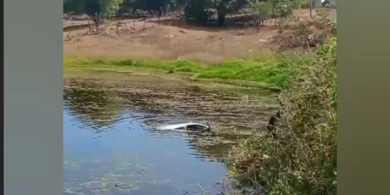 Maringá 98 FM — Um motorista perdeu o controle da direção e caiu com o carro em um açude às margens da rodovia PB-366, no trecho entre os municípios de Coremas e Cajazeirinhas, no Sertão da Paraíba, na tarde desta quinta-feira (6). De acordo com informações preliminares, o condutor trafegava pela rodovia quando, por motivos ainda desconhecidos, perdeu o controle do veículo. O automóvel saiu da pista e acabou caindo no reservatório localizado às margens da estrada. Com o impacto, o veículo ficou praticamente submerso. Apesar do susto, o motorista não sofreu ferimentos graves. &nbsp; &nbsp; Fonte: Diamante Online