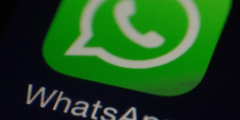 Maringá 98 FM — Usuários de celulares mais antigos devem ficar atentos as próximas atualizações do Whatsapp. A partir de 8 de setembro de 2026, o aplicativo deixará de oferecer suporte a aparelhos com versões anteriores ao Android 6. Já nos Iphones, a mudança ocorrerá em 30 de novembro, quando será necessário ter o IOS 15.5 ou uma versão mais recente. A atualização não significa que todos os celulares de determinada marca deixarão de acessar o aplicativo. A compatibilidade depende da versão do sistema operacional instalada no aparelho e da possibilidade de atualizá-lo. Segundo o Whatsapp, sistemas mais antigos podem deixar de funcionar periodicamente porque [&hellip;]