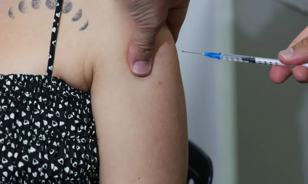 Maringá 98 FM — A Campanha Nacional de Multivacinação 2026 teve início nessa segunda-feira (3), em todo o Brasil. A mobilização segue até o dia 1º de setembro com o objetivo de aumentar a cobertura vacinal. A vacinação é gratuita pelo Sistema Único de Saúde (SUS) e está disponível em todas as Unidades Básicas de Saúde (UBS) e pontos de vacinação de todo o país. Quem está com o esquema vacinal incompleto pode aproveitar a campanha para tomar as doses. A mobilização terá o ponto alto no Dia D nacional, realizado no sábado 22 de agosto em todo o país. O Ministério da Saúde destaca que todas as vacinas oferecidas pelo SUS são […]