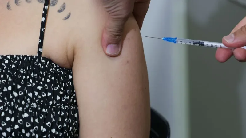 Maringá 98 FM — A Campanha Nacional de Multivacinação 2026 teve início nessa segunda-feira (3), em todo o Brasil. A mobilização segue até o dia 1º de setembro com o objetivo de aumentar a cobertura vacinal. A vacinação é gratuita pelo Sistema Único de Saúde (SUS) e está disponível em todas as Unidades Básicas de Saúde (UBS) e pontos de vacinação de todo o país. Quem está com o esquema vacinal incompleto pode aproveitar a campanha para tomar as doses. A mobilização terá o ponto alto no Dia D nacional, realizado no sábado 22 de agosto em todo o país. O Ministério da Saúde destaca que todas as vacinas oferecidas pelo SUS são [&hellip;]