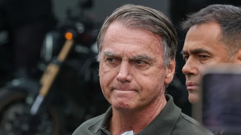 Maringá 98 FM — &nbsp; O Tribunal Superior Eleitoral (TSE) proibiu, em decisão liminar nessa quarta-feira (16), o uso da imagem do ex-presidente Jair Bolsonaro em santinhos e wind banners da campanha do candidato a deputado estadual Lucas Bove (PL-SP). A decisão foi tomada pela ministra Estela Aranha e suspendeu os efeitos de um acórdão do Tribunal Regional Eleitoral de São Paulo (TRE-SP), que havia permitido a utilização da fotografia de Bolsonaro no material eleitoral. A medida vale até o julgamento definitivo do recurso pelo TSE. O caso envolve cerca de 50 mil santinhos produzidos para a campanha de Bove em Ribeirão Preto, no interior [&hellip;]