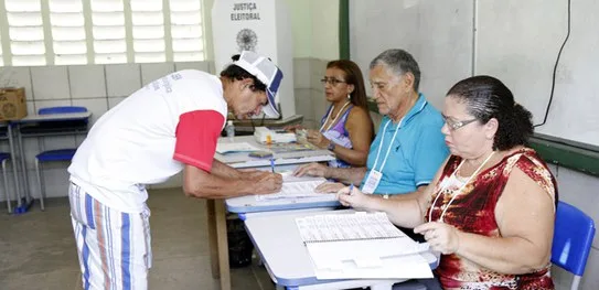 Maringá 98 FM — Mesárias e mesários convocados para atuar nas Eleições Gerais de 2026 têm até as 23h59 do dia 3 de outubro para concluir o treinamento oferecido pela Justiça Eleitoral. A capacitação pode ser realizada de forma virtual, por meio do aplicativo Mesário ou do Ambiente Virtual de Aprendizagem do Tribunal Superior Eleitoral (AVA/TSE). Em alguns casos, o treinamento também poderá ser feito presencialmente, conforme orientação do cartório eleitoral responsável pela convocação. O curso reúne informações sobre os procedimentos que deverão ser adotados pelos mesários durante as eleições. O conteúdo foi atualizado para o pleito de 2026 e inclui orientações sobre o novo fluxo de votação e outras [&hellip;]