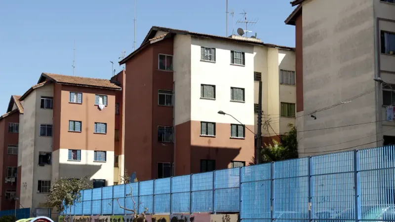 Maringá 98 FM — O Conselho Curador do FGTS aprovou nesta quinta-feira (10) um aumento de R$ 500 milhões nos subsídios do Minha Casa, Minha Vida para 2026. Com a mudança, o orçamento destinado aos descontos nos imóveis passou de R$ 12,5 bilhões para R$ 13 bilhões. A alteração é válida somente para este ano. Já o plano plurianual de 2027 a 2029 será discutido na próxima reunião do Conselho Curador do FGTS, prevista para o fim de outubro. Os recursos são utilizados para conceder descontos na compra de imóveis das faixas 1 e 2 do Minha Casa, Minha Vida, voltadas a famílias com renda mensal de até R$ 5 mil. O valor concedido [&hellip;]