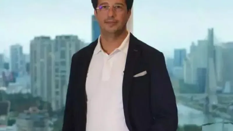 Maringá 98 FM — O empresário e dono do Paraíba Premiado, Cícero Fabiano Melo Silva, teve sua prisão preventiva revogada após uma decisão do Tribunal de Justiça do Mato Grosso do Sul assinada pela juíza May Melke Amaral Penteado Siravegna. Cícero está preso na Penitenciária Desembargador Flósculo da Nóbrega, também conhecido como presídio do Roger, e o prazo para o cumprimento da decisão é de até 24 horas. O empresário, no entanto, vai ter que cumprir medidas cautelares. Ele precisa comparecer mensalmente à Comarca para justificar suas atividades, está proibido de se ausentar do território nacional e terá que entregar seu passaporte em juízo, no [&hellip;]
