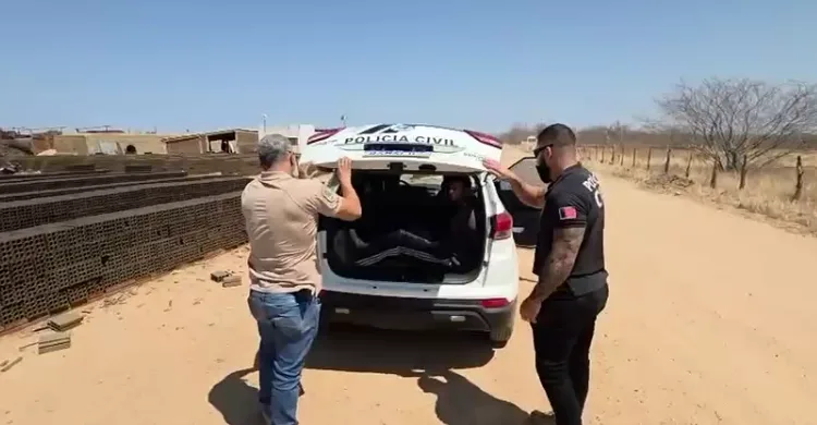 Maringá 98 FM — &nbsp; Um homem de 24 anos investigado por estupro de vulnerável foi preso, nessa quinta-feira (3), pela Polícia Civil de Santa Luzia, no Sertão da Paraíba. Segundo as investigações, o suspeito teria mantido relação sexual com uma criança de 11 anos, que posteriormente deu à luz uma bebê, atualmente com 20 dias de vida. O homem foi localizado enquanto trabalhava em uma cerâmica no município de São José do Sabugi. Ele foi preso e encaminhado para os procedimentos legais. De acordo com a Polícia Civil, o investigado já havia sido responsabilizado anteriormente por outros crimes cometidos em Santa Luzia. Esta é a segunda prisão [&hellip;]