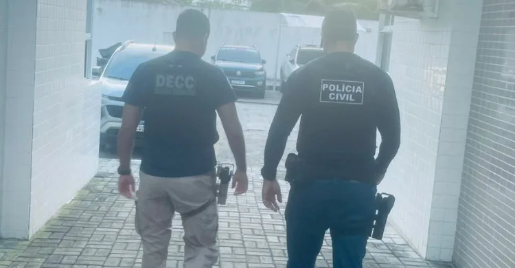 Maringá 98 FM — A Polícia Civil da Paraíba cumpriu, nesta quinta-feira (3), um mandado de busca e apreensão contra um suspeito de exploração sexual no município de Santa Rita. A ação faz parte da Operação Rede Limpa II, realizada pela Delegacia de Crimes Cibernéticos (DECC). Segundo a investigação, o suspeito mantinha diversos perfis falsos no Instagram e utilizava ameaças para pressionar estudantes de uma escola do município a enviar vídeos praticando atos sexuais. Durante a operação, os policiais cumpriram o mandado no endereço ligado ao investigado. O material apreendido será encaminhado para análise pericial e investigativa. As investigações continuam sob responsabilidade da Delegacia de [&hellip;]