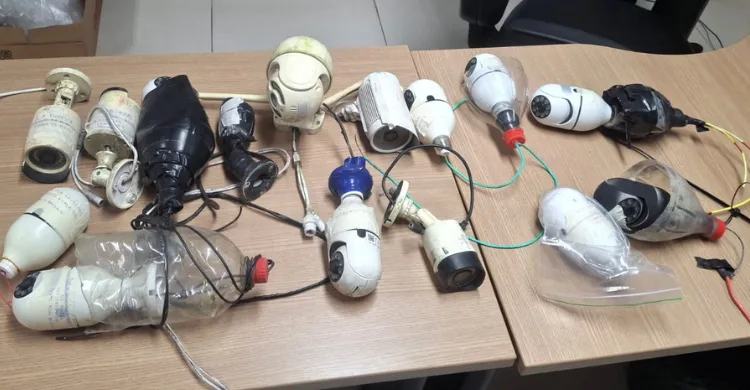 Maringá 98 FM — Mais de 15 câmeras utilizadas por grupos criminosos para monitorar moradores, grupos rivais e ações das forças de segurança foram apreendidas nessa quarta-feira (9), durante a Operação Ponto Cego, realizada no Bairro das Indústrias, em João Pessoa. A ação reúne equipes das polícias Civil e Militar e do Corpo de Bombeiros e tem como objetivo remover equipamentos instalados de forma irregular e utilizados para auxiliar na atuação de criminosos na comunidade. Segundo o delegado Sylvio Rabello, delegado superintendente adjunto da 1ª Região, a operação também busca prender envolvidos e desmobilizar grupos criminosos que utilizam os equipamentos para controlar e monitorar a [&hellip;]
