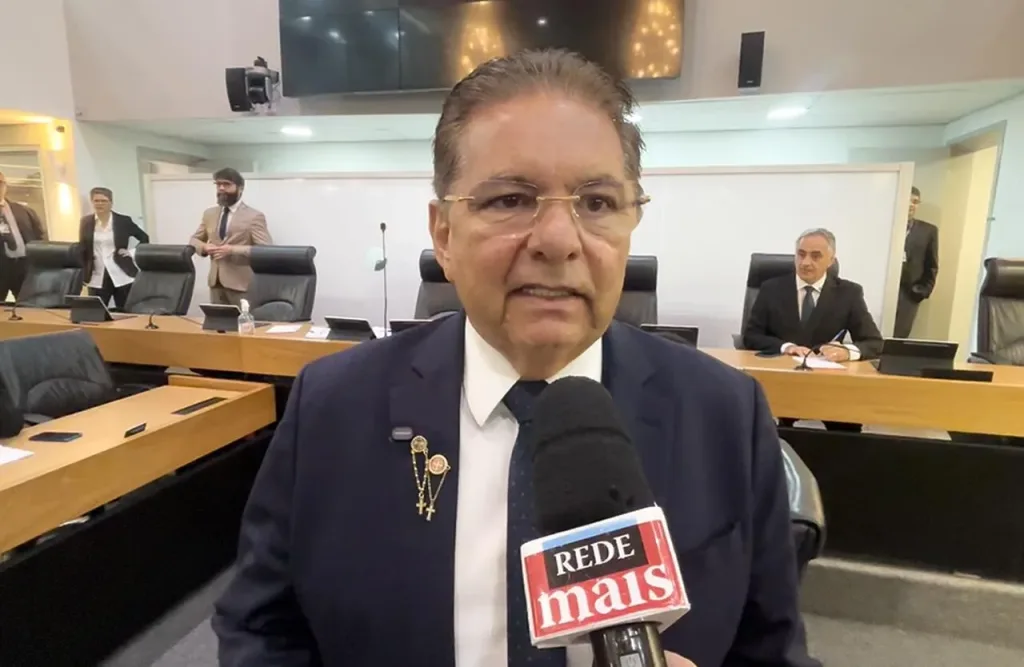 Maringá 98 FM — A residência do deputado estadual e presidente da Assembleia Legislativa da Paraíba (ALPB), Adriano Galdino (Republicanos), foi invadida por três homens armados e encapuzados na manhã desta sexta-feira (25), em Pocinhos, no Agreste paraibano. A ação aconteceu por volta das 6h15. Segundo informações, os criminosos renderam a empregada doméstica e, durante a ação, Adriano Galdino e a esposa, Eliane Galdino, prefeita de Pocinhos, foram feitos reféns e trancados em um banheiro. Ainda conforme as informações, o caseiro da residência também teria sido agredido pelos assaltantes. Os criminosos levaram dinheiro, equipamentos eletrônicos e outros pertences da família. O delegado Rodrigo Monteiro, seccional [&hellip;]