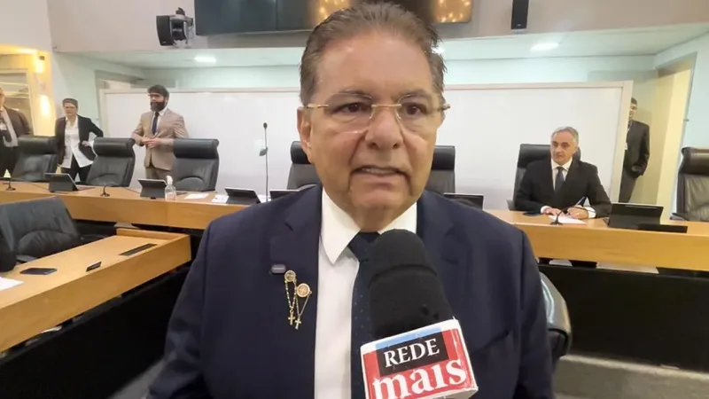 Maringá 98 FM — A residência do deputado estadual e presidente da Assembleia Legislativa da Paraíba (ALPB), Adriano Galdino (Republicanos), foi invadida por três homens armados e encapuzados na manhã desta sexta-feira (25), em Pocinhos, no Agreste paraibano. A ação aconteceu por volta das 6h15. Segundo informações, os criminosos renderam a empregada doméstica e, durante a ação, Adriano Galdino e a esposa, Eliane Galdino, prefeita de Pocinhos, foram feitos reféns e trancados em um banheiro. Ainda conforme as informações, o caseiro da residência também teria sido agredido pelos assaltantes. Os criminosos levaram dinheiro, equipamentos eletrônicos e outros pertences da família. O delegado Rodrigo Monteiro, seccional [&hellip;]