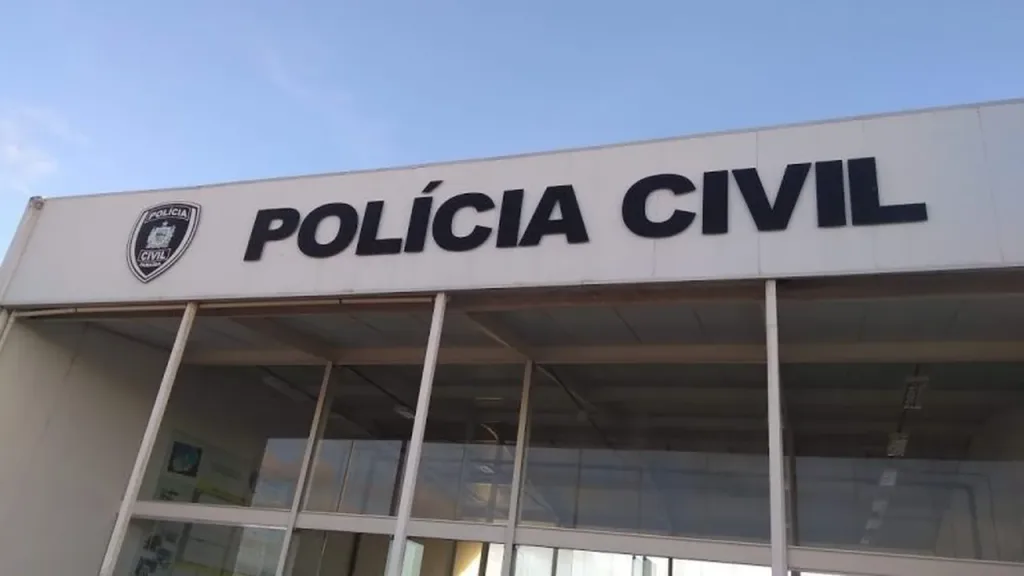 Maringá 98 FM — As Forças de Segurança da Paraíba deflagraram, na manhã desta terça-feira (22), uma operação para combater o domínio territorial em Bayeux, na Grande João Pessoa. Foram cumpridos mandados de prisão e de busca e apreensão. Entre os alvos está uma secretária do município. A ação é conduzida pela Polícia Civil em parceria com o Gaeco. A investigação revelou um esquema estruturado de terror no qual a facção expulsou mais de 250 famílias de suas residências sob severas ameaças e uso de violência armada. Ao expulsar das vítimas, os criminosos tomavam a posse ilegal dos imóveis (esbulho possessório) e realizavam o saque […]