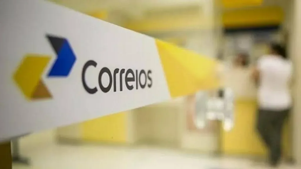 Maringá 98 FM — Os trabalhadores dos Correios na Paraíba retomam as atividades nesta sexta-feira (25) após a categoria decidir pelo fim da greve que durava desde o dia 11 de setembro. A decisão foi tomada durante uma assembleia realizada nesta quinta-feira (24), segundo o Sindicato dos Trabalhadores em Correios e Telégrafos da Paraíba (Sintect-PB). A paralisação chegou ao fim após o julgamento do dissídio coletivo da categoria. Com a decisão, os serviços dos Correios devem voltar a funcionar normalmente no estado a partir desta sexta. A greve na Paraíba fazia parte do movimento nacional dos trabalhadores dos Correios. No estado, a paralisação havia sido [&hellip;]