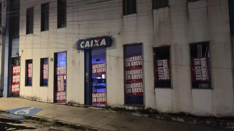 Maringá 98 FM — A greve dos servidores da Caixa Econômica Federal já começa a apresentar problemas para os usuários da instituição na Paraíba, principalmente no interior onde os caixas eletrônicos são abastecidos pelos próprios funcionários dos bancos. E a situação tende a complicar pois ainda não há uma perspectiva do fim da greve já que os servidores rejeitaram na última sexta-feira (11) propostas apresentada pela Caixa e o banco ameaça judicializar a situação. O banco é o responsável pelo pagamentos de benefícios sociais  como, por exemplo, o Bolsa Família, aposentadorias e programas de financiamento habitacional. A greve dos servidores da Caixa na Paraíba foi [&hellip;]