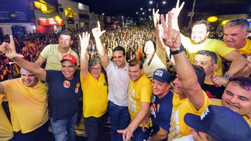 Maringá 98 FM — *Lucas percorre 100 km e encerra caravana com grande comício em Itabaiana O governador e candidato à reeleição Lucas Ribeiro (Progressistas) encerrou, na noite deste sábado (5), a Caravana “Daqui pra Melhor” com um grande comício em Itabaiana. Desde a largada no Cajá, distrito de Caldas Brandão, foram cerca de 100 quilômetros e seis municípios, que juntos somam R$ 475,3 milhões em investimentos estaduais. Antes do comício, uma multidão percorreu a principal avenida de Itabaiana até a Igreja Matriz de Nossa Senhora da Conceição. “A gente vinha de Salgado e, quando chega aqui e é recebido desse jeito, por uma multidão, [&hellip;]