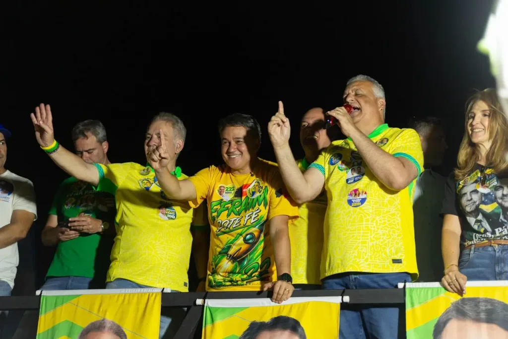 Maringá 98 FM — O candidato ao Governo da Paraíba, senador Efraim Filho, encerrou neste sábado (12), em Patos, a Caravana 22 pelo Sertão ao lado do candidato a vice-presidente Alfredo Gaspar. Após acompanhar a passagem da caravana por São José do Sabugi, Várzea, Santa Luzia e São Mamede, Alfredo destacou a receptividade encontrada nas ruas e afirmou que Efraim tem despertado esperança na população. “Efraim, hoje, com muito orgulho, eu pude lhe acompanhar pelos municípios da Paraíba. O povo te abraçou, o povo tem esperança”, afirmou Alfredo Gaspar. O candidato a vice-presidente também projetou uma parceria entre Efraim e Flávio Bolsonaro e destacou a […]
