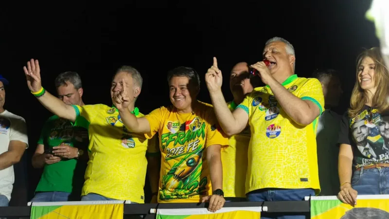 Maringá 98 FM — O candidato ao Governo da Paraíba, senador Efraim Filho, encerrou neste sábado (12), em Patos, a Caravana 22 pelo Sertão ao lado do candidato a vice-presidente Alfredo Gaspar. Após acompanhar a passagem da caravana por São José do Sabugi, Várzea, Santa Luzia e São Mamede, Alfredo destacou a receptividade encontrada nas ruas e afirmou que Efraim tem despertado esperança na população. “Efraim, hoje, com muito orgulho, eu pude lhe acompanhar pelos municípios da Paraíba. O povo te abraçou, o povo tem esperança”, afirmou Alfredo Gaspar. O candidato a vice-presidente também projetou uma parceria entre Efraim e Flávio Bolsonaro e destacou a [&hellip;]