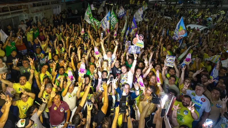 Maringá 98 FM — *Efraim e Bruno voltam às ruas de Campina Grande e reúnem multidão no Santa Rosa O candidato ao Governo da Paraíba, Efraim Filho (PL), voltou às ruas de Campina Grande nesta quarta-feira (16) para sua terceira caminhada ao lado do prefeito Bruno Cunha Lima. Desta vez, a mobilização aconteceu no bairro de Santa Rosa, onde uma multidão ocupou as ruas para acompanhar o candidato e as lideranças que participaram do ato. Efraim esteve ao lado da esposa, Carol Morais, da candidata a vice-governadora Nayana Pontes e de candidatos a deputado federal e estadual que integram o grupo. Participaram da caminhada Nelson [&hellip;]