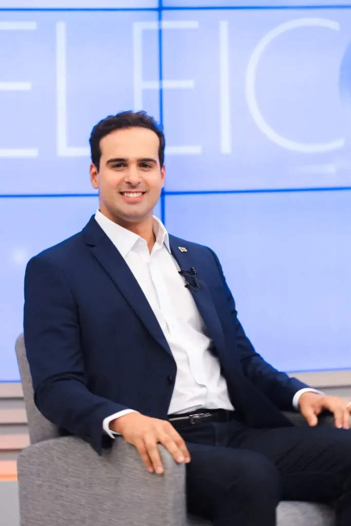 Maringá 98 FM — *Lucas anuncia ampliação da traumatologia e da hemodiálise para levar atendimento especializado ao interior* O governador e candidato à reeleição Lucas Ribeiro (Progressistas) anunciou a ampliação dos serviços de traumatologia e hemodiálise em para diversas regiões da Paraíba durante entrevista à TV Cabo Branco, nesta quarta-feira (16). O candidato destacou a regionalização da saúde como prioridade para reduzir os deslocamentos de pacientes e ampliar o acesso a tratamentos especializados mais perto de casa. Lucas afirmou que pretende implantar serviços de traumatologia em Guarabira, Monteiro, Itaporanga e Cajazeiras, permitindo que pacientes com fraturas e vítimas de acidentes sejam atendidos na própria região. […]
