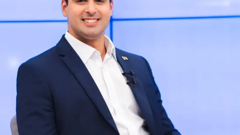 Maringá 98 FM — *Lucas anuncia ampliação da traumatologia e da hemodiálise para levar atendimento especializado ao interior* O governador e candidato à reeleição Lucas Ribeiro (Progressistas) anunciou a ampliação dos serviços de traumatologia e hemodiálise em para diversas regiões da Paraíba durante entrevista à TV Cabo Branco, nesta quarta-feira (16). O candidato destacou a regionalização da saúde como prioridade para reduzir os deslocamentos de pacientes e ampliar o acesso a tratamentos especializados mais perto de casa. Lucas afirmou que pretende implantar serviços de traumatologia em Guarabira, Monteiro, Itaporanga e Cajazeiras, permitindo que pacientes com fraturas e vítimas de acidentes sejam atendidos na própria região. [&hellip;]