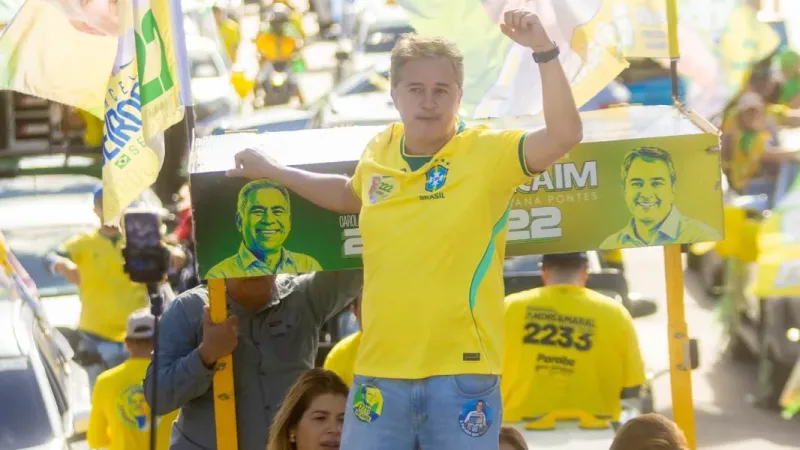 Maringá 98 FM — Mobilização reúne candidatos a deputado federal e estadual, apoiadores, militantes e amigos e leva a campanha para as ruas da Capital João Pessoa foi tomada nesse domingo (20) pela Mega Carreata 22 de Efraim Filho. Uma longa fila de carros percorreu as ruas da Capital, reunindo candidatos a deputado federal e estadual, apoiadores, militantes e amigos em uma das maiores mobilizações da campanha até aqui. A força do ato esteve também na resposta das ruas. Por onde a carreata passou, moradores saíram às calçadas, acenaram, fizeram gestos de apoio e acompanharam a passagem dos veículos. O cenário deu à manhã um [&hellip;]