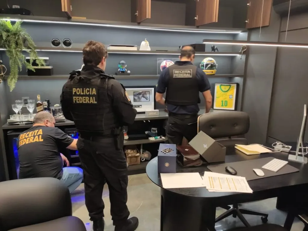Maringá 98 FM — A Polícia Federal deflagrou nesta quinta-feira (17) a segunda fase da Operação Arena, investigação sobre suspeitas de evasão de divisas, lavagem de dinheiro e outros crimes contra a ordem tributária e financeira. Foram cumpridos cinco mandados de busca e apreensão e um mandado de prisão preventiva em João Pessoa e Campina Grande, além de medidas de sequestro de bens. De acordo com a PF, o alvo foi preso em Jacumã, mas o mandado de prisão era em Campina Grande. A nova etapa dá continuidade à investigação que teve a Pixbet entre os alvos na primeira fase. Na ocasião, a PF apurava […]