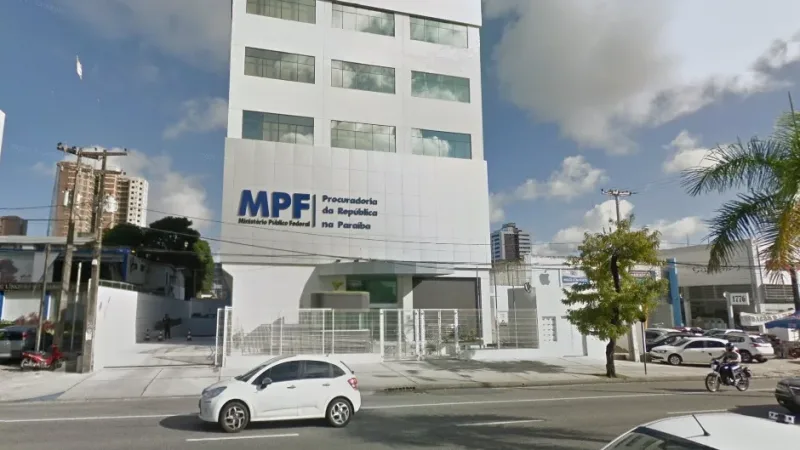 Maringá 98 FM — O Ministério Público Eleitoral (MPE) iniciou, na última terça-feira (8), uma investigação para apurar possíveis ilícitos eleitorais durante uma fala do vereador Roberto Cândido (União Brasil), durante sessão da Câmara Municipal de Junco do Seridó (PB), realizada na semana passada. Utilizando a tribuna da casa, o parlamentar afirmou que o prefeito deveria chamar servidores individualmente para apresentar sua chapa e defendeu que aqueles que receberam oportunidade de emprego deveriam demonstrar gratidão por meio do voto. Segundo o MP. o procedimento busca esclarecer se houve, de fato, constrangimento de servidores para apoiar candidaturas, obrigatoriedade de participação em reuniões ou atos de campanha, [&hellip;]