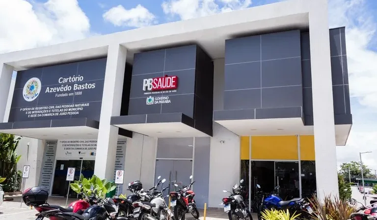 Maringá 98 FM — A Fundação Paraibana de Saúde convocou 68 candidatos aprovados em concursos públicos. As convocações foram publicadas no Diário Oficial do Estado (DOE) desta terça-feira (1º). De acordo com o documento, os convocados devem apresentar a documentação necessária para posse nos cargos, enviando os documentos, citados nos editais dos concursos, para os endereços: Cargo de advogado, clique aqui; Cargos gerais, clique aqui; Cargo médicos, clique aqui; Cargo assistenciais e multi, clique aqui. O prazo para envio dos documentos começa às 8h desta quarta-feira (2) até às 23h59 do dia 9 deste mês. Confira abaixo as listas dos convocados. Clique duas vezes para ampliar as imagens: &nbsp; [&hellip;]