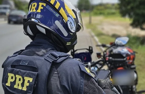 Maringá 98 FM — A Polícia Rodoviária Federal (PRF) vai intensificar a fiscalização nas rodovias federais da Paraíba durante o feriado prolongado de 7 de Setembro. A Operação Independência começa à 0h desta sexta-feira (4) e segue até as 23h59 da segunda-feira (7). A ação tem como objetivo reforçar a segurança nas estradas durante o período de aumento no fluxo de veículos. Segundo a PRF, as equipes serão distribuídas em pontos considerados estratégicos, definidos a partir do histórico de acidentes graves registrados em feriados anteriores. Entre as principais infrações que serão fiscalizadas estão ultrapassagens proibidas, excesso de velocidade e direção sob efeito de álcool. Restrição para veículos de carga [&hellip;]