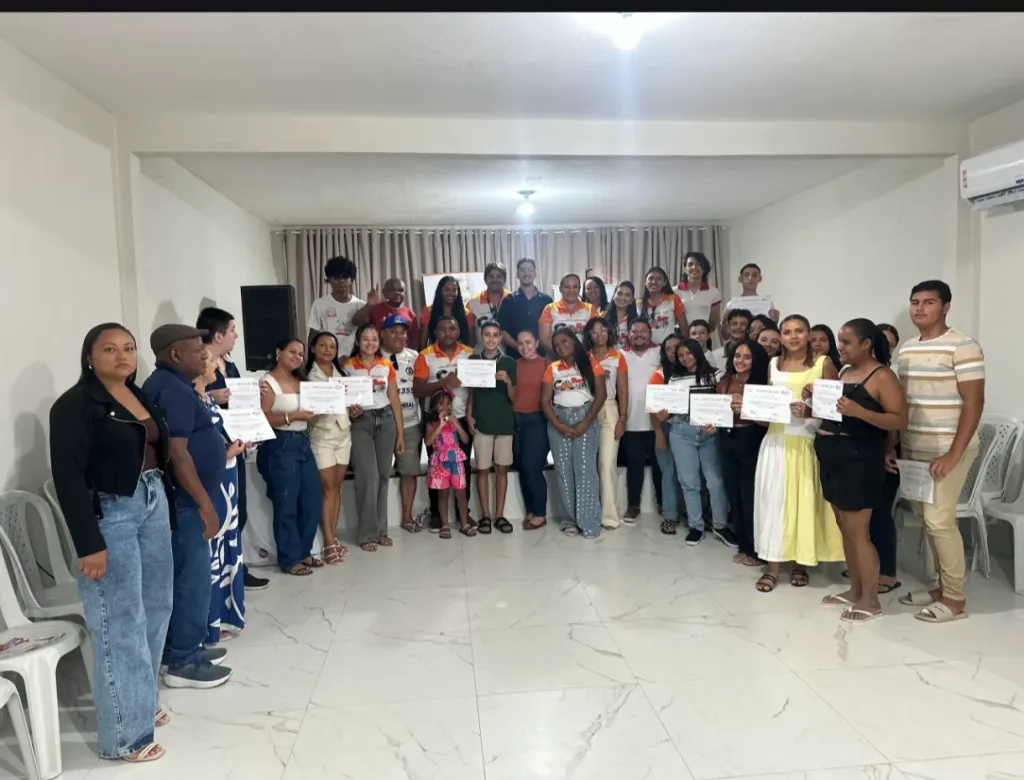 Maringá 98 FM — Formações podem contribuir para a geração de renda e o acesso a novas oportunidades profissionais. No sábado, 12 de setembro, o CAIS realizou a entrega dos certificados da primeira turma de Manicure e da primeira turma de Informática. A certificação marcou a conclusão dos cursos e reconheceu o empenho dos participantes durante as atividades. Na formação de Manicure, as participantes adquiriram conhecimentos que podem ser utilizados na prestação de serviços, no trabalho autônomo e na busca pela própria renda. O curso de Informática, por sua vez, ampliou os conhecimentos dos alunos sobre o uso da tecnologia, habilidade cada vez mais presente […]