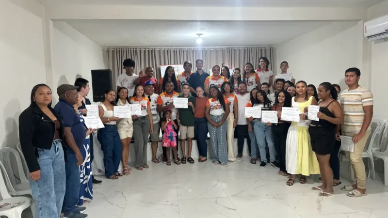 Maringá 98 FM — Formações podem contribuir para a geração de renda e o acesso a novas oportunidades profissionais. No sábado, 12 de setembro, o CAIS realizou a entrega dos certificados da primeira turma de Manicure e da primeira turma de Informática. A certificação marcou a conclusão dos cursos e reconheceu o empenho dos participantes durante as atividades. Na formação de Manicure, as participantes adquiriram conhecimentos que podem ser utilizados na prestação de serviços, no trabalho autônomo e na busca pela própria renda. O curso de Informática, por sua vez, ampliou os conhecimentos dos alunos sobre o uso da tecnologia, habilidade cada vez mais presente [&hellip;]