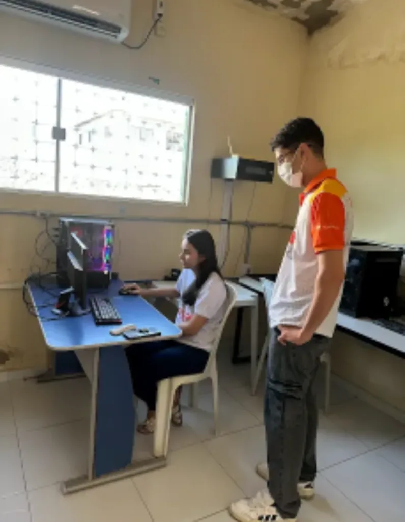 Maringá 98 FM — Durante a exposição, os alunos demonstraram o aprendizado sobre a montagem virtual de computadores por meio do programa PC Builder. Realizada em 30 de julho, a I EXPOCAIS reuniu experiências desenvolvidas durante as atividades do CAIS. Entre os trabalhos apresentados esteve uma prática do curso de Informática, na qual os alunos aprenderam a montar um computador virtualmente utilizando o programa PC Builder. A atividade permitiu que a turma acompanhasse o processo de montagem em um ambiente digital e conhecesse melhor a organização de um computador. A experiência também contribuiu para tornar o aprendizado mais dinâmico e próximo da prática. Além de […]