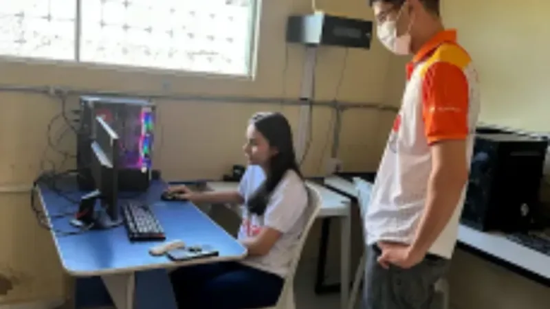 Maringá 98 FM — Durante a exposição, os alunos demonstraram o aprendizado sobre a montagem virtual de computadores por meio do programa PC Builder. Realizada em 30 de julho, a I EXPOCAIS reuniu experiências desenvolvidas durante as atividades do CAIS. Entre os trabalhos apresentados esteve uma prática do curso de Informática, na qual os alunos aprenderam a montar um computador virtualmente utilizando o programa PC Builder. A atividade permitiu que a turma acompanhasse o processo de montagem em um ambiente digital e conhecesse melhor a organização de um computador. A experiência também contribuiu para tornar o aprendizado mais dinâmico e próximo da prática. Além de [&hellip;]
