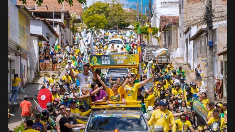 Maringá 98 FM — O candidato ao Governo da Paraíba, Efraim Filho (PL), viveu neste domingo (27), em Campina Grande, um dos momentos mais emocionantes de sua campanha. Ao lado do prefeito Bruno Cunha Lima, levou milhares de carros e motos às ruas em uma carreata monumental, que já impressionava antes mesmo da saída. As duas faixas da Avenida Brasília estavam tomadas pelos veículos, enquanto as ruas perpendiculares também recebiam carros e apoiadores. Quando a Carreata 22 saiu, o movimento aumentou ainda mais e foi ganhando novas adesões ao longo do percurso. Famílias acompanharam a passagem pelas ruas, calçadas e portas de casa, enquanto bandeiras, [&hellip;]