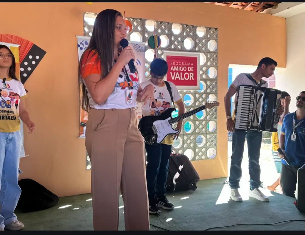 Maringá 98 FM — O evento abriu espaço para que os participantes compartilhassem com o público conhecimentos, habilidades e produções construídas ao longo das oficinas e ações do projeto. A programação contou com diferentes manifestações culturais e educativas. Os participantes de Cajazeirinhas apresentaram uma atividade de dança desenvolvida ao longo dos meses, enquanto o município de Paulista esteve representado por uma apresentação musical, com alunos instrumentistas e participação vocal. A turma de Informática também integrou a programação com a apresentação de uma poesia relacionada à temática das drogas, ampliando o espaço de reflexão e expressão dentro do evento. Outro momento da EXPOCAIS foi conduzido por [&hellip;]