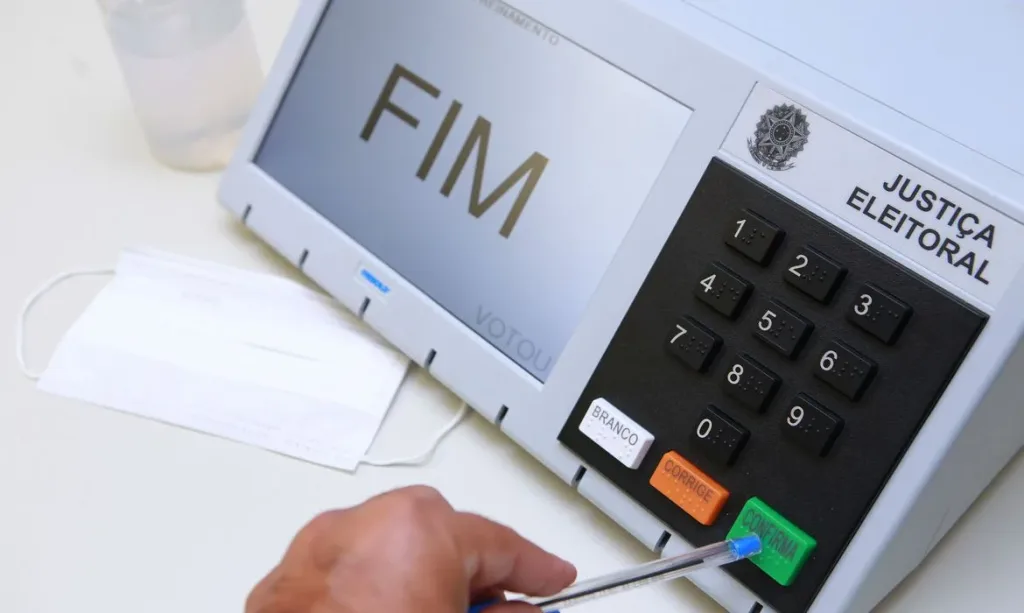 Maringá 98 FM —   O Tribunal Regional Eleitoral da Paraíba (TRE-PB) inicia, nesta segunda-feira (21), a preparação das urnas eletrônicas que serão utilizadas nas Eleições 2026. O procedimento será realizado simultaneamente nos cinco Núcleos de Voto Informatizado (NVIs) do estado e seguirá até sexta-feira (25). A carga das urnas é a segunda etapa do processo de preparação, iniciado com a geração das mídias. Durante o procedimento, os equipamentos receberão o sistema de votação e os dados necessários para a realização do pleito. As urnas também passarão por testes de funcionamento e receberão lacres para garantir a inviolabilidade dos equipamentos até o dia da votação. […]