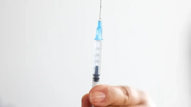 Maringá 98 FM — A Secretaria de Saúde da Paraíba vai ampliar a oferta da vacina pneumocócica conjugada 20-valente (Pneumo 20) para pessoas com 85 anos ou mais. A medida segue uma recomendação do Ministério da Saúde. Segundo a Secretaria Estadual de Saúde, a previsão é que a primeira remessa de doses destinadas ao novo público seja recebida pela Paraíba até o próximo dia 29. A vacina pneumocócica 20-valente previne contra as doenças causadas pela bactéria Streptococcus pneumoniae (pneumococo), responsável por um amplo espectro de manifestações clínicas que variam desde quadros leves, como otite média e sinusite, a formas graves sistêmicas, como a doença pneumocócica [&hellip;]