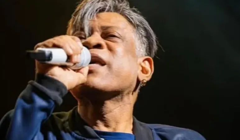 Maringá 98 FM — O cantor Rogério Valença morreu aos 55 anos nesta segunda-feira (31), em Aracaju.O ex-vocalista das bandas Calcinha Preta e Caviar com Rapadura tratava uma insuficiência renal e aguardava um transplante de rim. Não há informação sobre a causa da morte. O velório é realizado na Rua Laranjeiras, no Centro da capital sergipana. O corpo será levado para sepultamento em sua cidade natal, em Pernambuco. Natural de Garanhuns (PE), o cantor atualmente se apresentava no grupo Raio da Silibrina e morava em Sergipe. Nas redes sociais, a Banda raio da Silibrina publicou nota de pesar : “Ficam a saudade, as lembranças dos [&hellip;]
