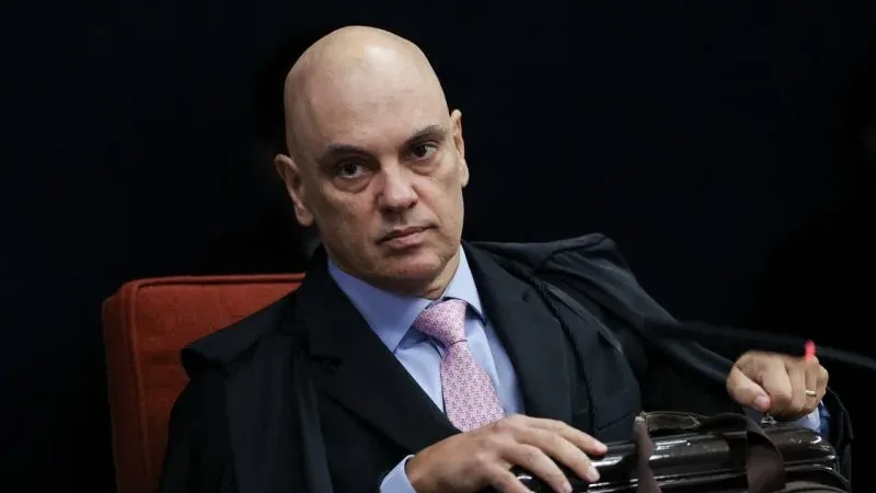 Maringá 98 FM — O ministro Alexandre de Moraes, do Supremo Tribunal Federal, se declarou impedido de votar um habeas corpus pedindo a liberdade do ex-presidente Jair Bolsonaro (PL). O processo está sendo analisado pela Primeira Turma da Corte, que tem 2 votos a 0 para negar o recurso. Os ministros Cristiano Zanin e Cármen Lúcia votaram pelo indeferimento do pedido do ex-presidente da República. Ainda falta o voto do ministro Flávio Dino. Cármen Lúcia votou contra o recurso por entender que a própria defesa de Bolsonaro não reconheceu o habeas corpus. O pedido de liberdade foi protocolado por Claudio Leme Cavalheiro, que não faz [&hellip;]
