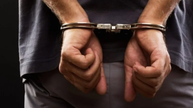 Maringá 98 FM — A Polícia Civil da Paraíba apreendeu, na última segunda-feira (14), um adolescente investigado pela morte de Daniela Lima de Araújo, de 17 anos. A ação ocorreu em São José de Piranhas. A jovem foi encontrada morta no dia 1º de setembro, às margens da PB-384, na zona rural de Carrapateira, apresentando ferimento provocado por disparo de arma de fogo na cabeça, além de outras lesões. De acordo com a Polícia Civil, as investigações apontaram o adolescente como suspeito e ele teria admitido envolvimento no crime. A Justiça determinou sua internação provisória após representação da autoridade policial. O adolescente se apresentou na [&hellip;]