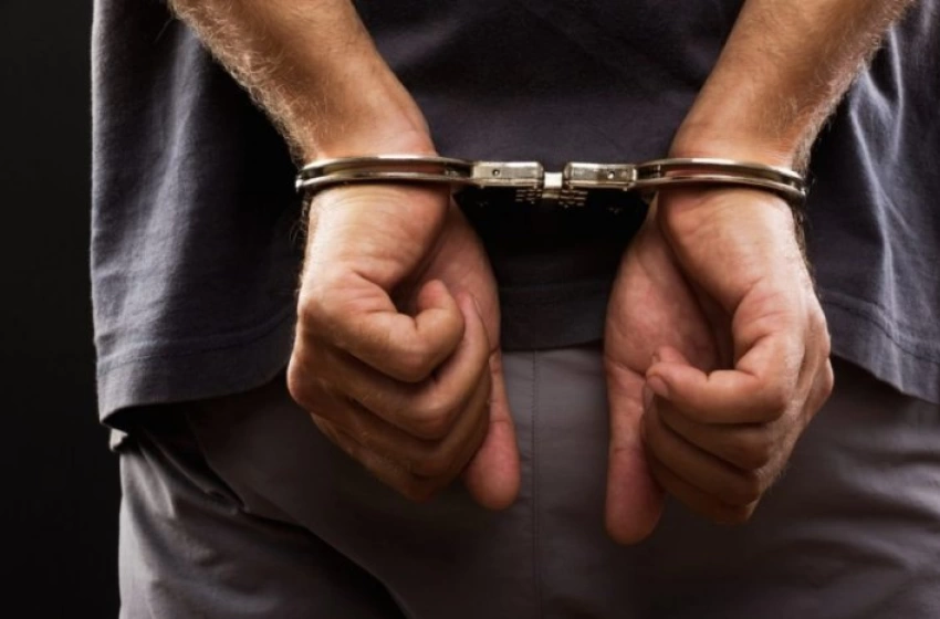 Maringá 98 FM — A Polícia Civil da Paraíba apreendeu, na última segunda-feira (14), um adolescente investigado pela morte de Daniela Lima de Araújo, de 17 anos. A ação ocorreu em São José de Piranhas. A jovem foi encontrada morta no dia 1º de setembro, às margens da PB-384, na zona rural de Carrapateira, apresentando ferimento provocado por disparo de arma de fogo na cabeça, além de outras lesões. De acordo com a Polícia Civil, as investigações apontaram o adolescente como suspeito e ele teria admitido envolvimento no crime. A Justiça determinou sua internação provisória após representação da autoridade policial. O adolescente se apresentou na [&hellip;]