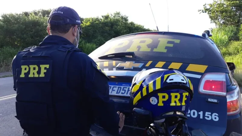 Maringá 98 FM — A Polícia Rodoviária Federal (PRF) na Paraíba flagrou, entre 31 de agosto e 14 de setembro, 2.727 motoristas dirigindo acima do limite de velocidades nas rodovias da Paraíba. Os dados são resultado da Fase III da Operação Velocidade Máxima. Segundo a PRF, a iniciativa nacional está alinhada à meta da ONU de reduzir em 50% as mortes no trânsito até 2030, focando no combate ao excesso de velocidade em trechos de maior risco. Durante os 15 dias de mobilização, as equipes especializadas da PRF intensificaram o uso de radares portáteis e realizaram 81 horas e 12 minutos de fiscalização por radar. [&hellip;]