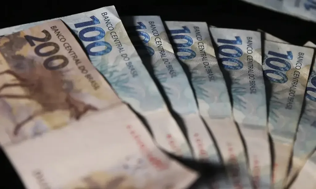 Maringá 98 FM — Três apostas feitas em João Pessoa ganharam, juntas, R$ 14.658,30 na Lotofácil. O sorteio da loteria aconteceu nesse domingo (27). Os números sorteados foram: 01-03-04-05-06-07-09-11-14-15-16-17-20-21-25. As apostas feitas em João Pessoa acertaram 14 dezenas e faturaram premiações de R$ 2.094,06, R$ 4.188,00 e R$ 8.376,24. Além das apostas na Capital, uma aposta de Catolé do Rocha e uma em Sousa também acertaram 14 dezenas e ganharam R$ 2.094,06 cada uma. Uma aposta feita em Capim Branco-MG acertou as 15 dezenas e faturou a premiação principal, de R$ 6.473.807,39. O próximo sorteio da Lotofácil será nesta segunda-feira (28), com previsão de pagar [&hellip;]