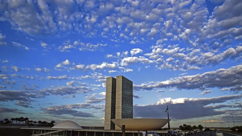 Maringá 98 FM — &nbsp; A Comissão de Constituição e Justiça (CCJ) do Senado Federal aprovou nesta quarta-feira (2) a Proposta de Emenda à Constituição (PEC) que prevê o fim da escala 6×1. A votação foi simbólica, os votos não foram contados nominalmente. Os senadores Rogério Marinho (PL-RN), Jaime Bagattoli (PL-RO), Hamilton Mourão (Republicanos-RS) e Tereza Cristina (PP-MS) pediram para que fosse registrado que votaram contra a proposta. O relatório do senador Omar Aziz (PSD-MA) manteve o texto aprovado anteriormente pela Câmara dos Deputados como uma estratégia para agilizar a aprovação final. A proposta agora segue para o plenário. O fim da escala de trabalho [&hellip;]