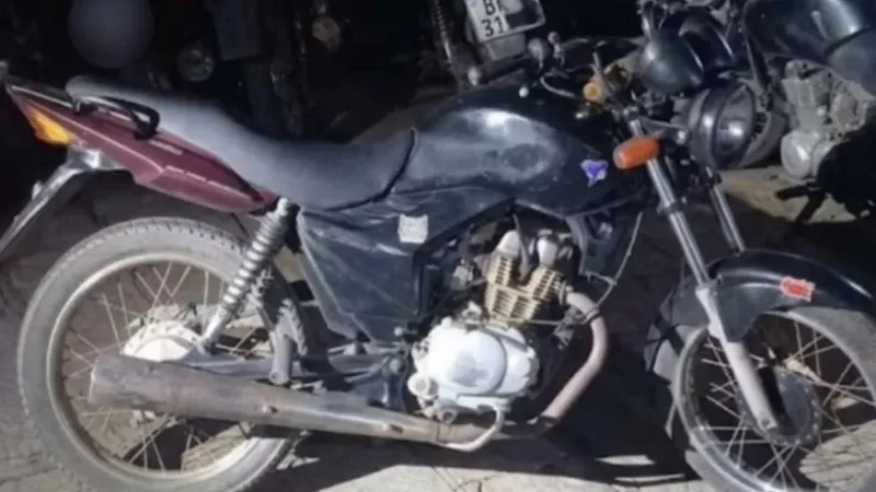 Maringá 98 FM — Uma motocicleta Honda, de cor preta, foi apreendida pela Polícia Militar na tarde desse domingo (13), durante rondas realizadas no município de Malta, no Sertão da Paraíba. De acordo com a PM, uma guarnição da 2ª Companhia do 3º Batalhão de Polícia Militar (3º BPM) realizava patrulhamento por volta das 17h20, quando identificou um homem conduzindo o veículo sem placa de identificação. Durante a abordagem e a verificação da motocicleta, os policiais constataram que os números do chassi e do motor estavam suprimidos. Diante da irregularidade, o veículo foi apreendido e o condutor foi conduzido, juntamente com a motocicleta, à Delegacia [&hellip;]